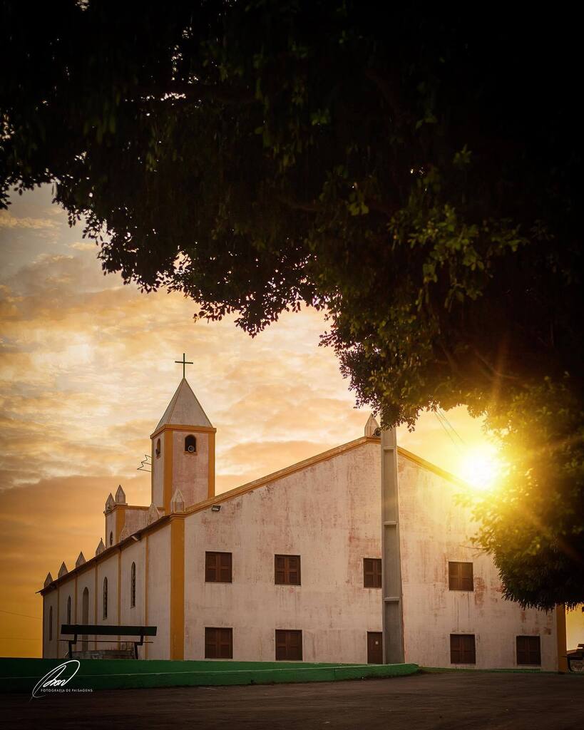 itatira's tweet photo. Tadinha em Itatira Sede. Nessa época do ano o por do sol demora a chegar, mas quando chega é esse tom de amarelo dourado bem forte. O feriado de carnaval está quase chegando ao fim, e amanhã começa a Quaresma. 

#Itatira #pordosol #igreja #fotografia #paisagem #Sunset #Churc… https://t.co/S4uUsb2NUs