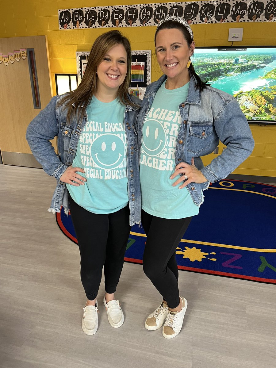 mrs_meghill's tweet photo. Love being an otter with you! Shout out to my amazing sister for earning her bachelor’s degree, passing her praxis, and enrolling in her licensure program! Special education is so lucky to have an amazing educator like you! #sistersister #twinning #otterlyAwesome 🦦💛 https://t.co/HO1tk5tYg2