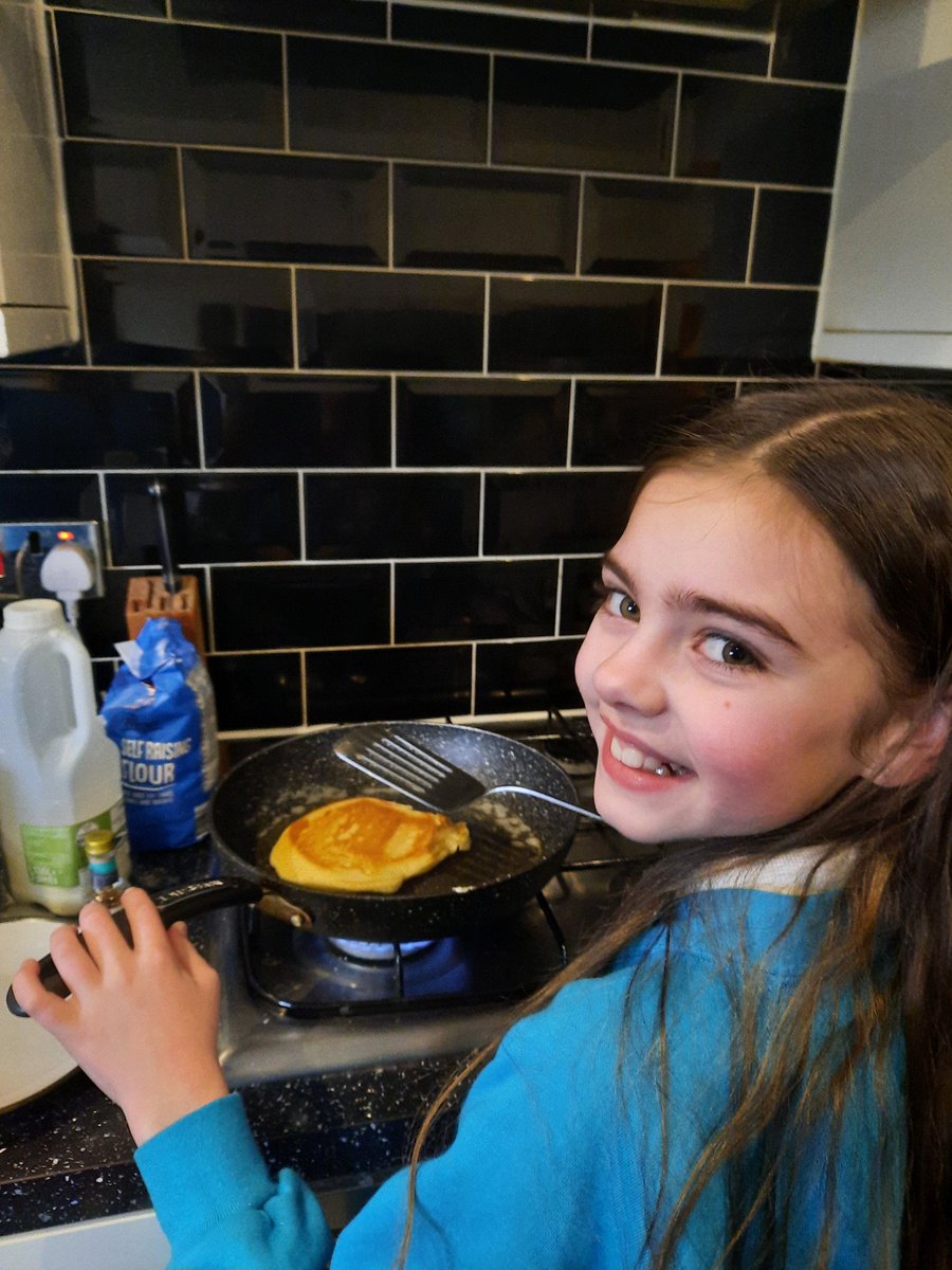 MissxxDee's tweet photo. @Missmarsh2021 @GreenhillPS L had fun making pancakes after school with her little sister 🥞 C didn't want to make any but enjoyed eating them 🥞 https://t.co/Cq4fJ59J8B