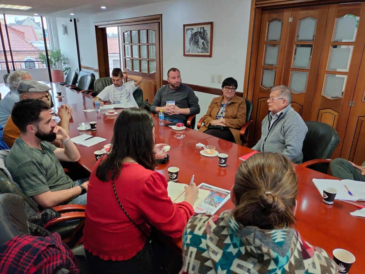 RodrigoGCOMUNES's tweet photo. Fraternal reunión de la Alta Parte Contratante del #AFP con delegación de #Soldepaz y otras organizaciones y mov sociales de #Asturias que hace más 20 años dan solidaridad al pueblo colombiano en prestar su territorio para refugiados y denuncia de violación de #DDHH en 🇨🇴 https://t.co/KgDE0FAJcL