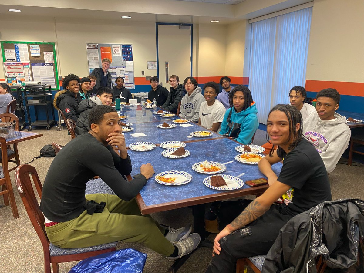 HEHSbball's tweet photo. The boys wrapped up a great week of regional prep with team dinner. We tip off at 6pm tomorrow at Conant vs Glenbrook South! #UBUNTU https://t.co/BuNmZ1Jg70