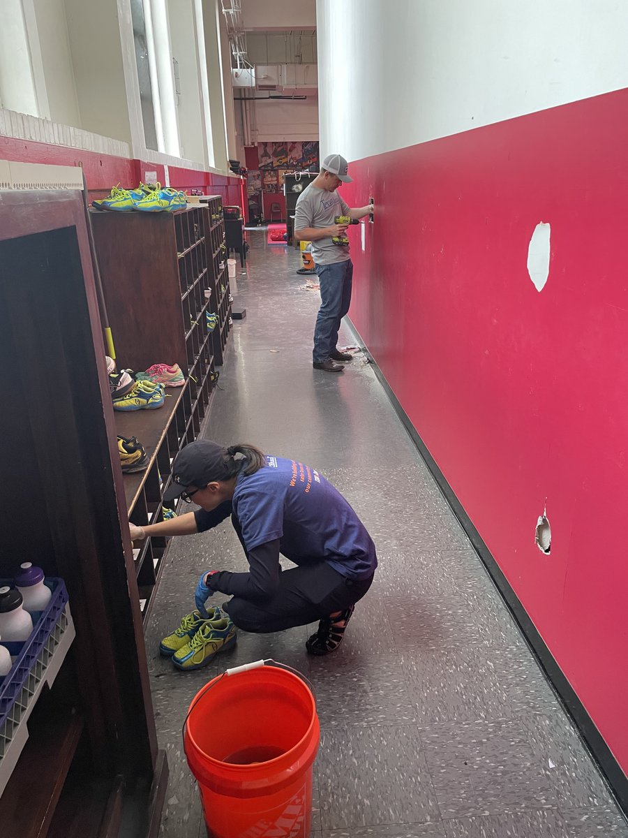 texasmutual's tweet image. Our Houston office employees enjoyed teaming up with the @doubleicf on a service project benefiting @MissionSquash. We’re grateful for the opportunity to help clean and organize the squash facilities at Hogg Middle School to support the health, wellness and development of youth.