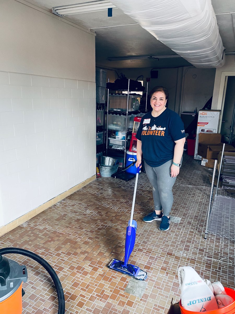 texasmutual's tweet image. Our Houston office employees enjoyed teaming up with the @doubleicf on a service project benefiting @MissionSquash. We’re grateful for the opportunity to help clean and organize the squash facilities at Hogg Middle School to support the health, wellness and development of youth.