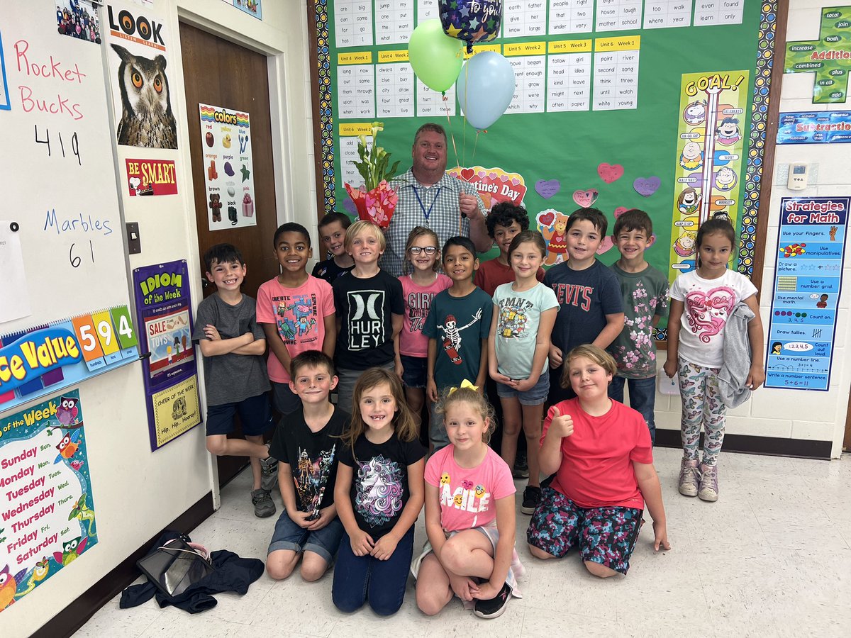 teammorrison112's tweet photo. Today we got to celebrate two very special people at #theOC! Mr. Stevenson is our Crystal Apple nominee and Ms. Younk is our First Year Teacher of the Year nominee! Both of these incredible 2nd grade teachers are so deserving of these awards!! #roadrunnerlife @OCRoadrunners https://t.co/gabiFn3xIv