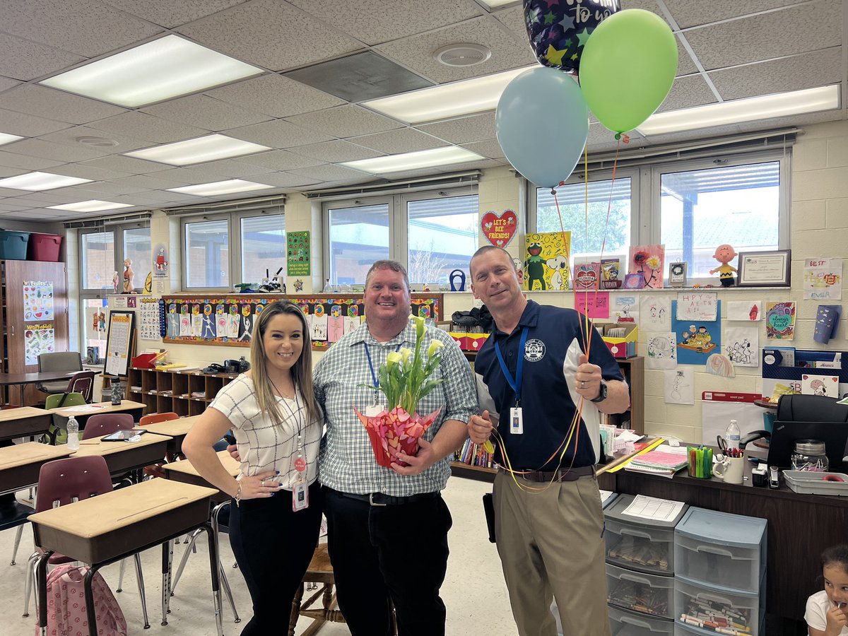 teammorrison112's tweet photo. Today we got to celebrate two very special people at #theOC! Mr. Stevenson is our Crystal Apple nominee and Ms. Younk is our First Year Teacher of the Year nominee! Both of these incredible 2nd grade teachers are so deserving of these awards!! #roadrunnerlife @OCRoadrunners https://t.co/gabiFn3xIv