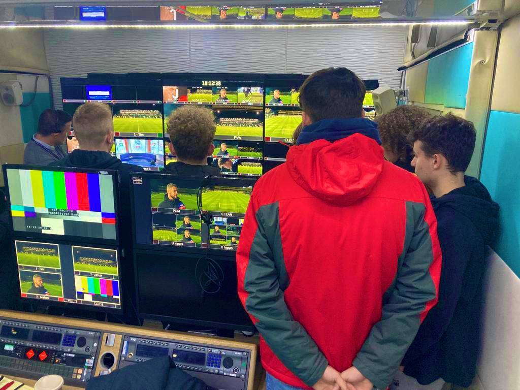 Another great night at Home Park with the <a href="/Marjon_Journos/">Journalism at Marjon</a> ahead of <a href="/Argyle/">Plymouth Argyle FC</a> <a href="/CTFCofficial/">Cheltenham Town</a> - with a peek inside the <a href="/SkySportsPL/">Sky Sports Premier League</a> truck and some words of advice from <a href="/davidstowelltv/">David Stowell</a> (thanks to our own <a href="/johnrodercomm/">John Roder</a> for arranging)