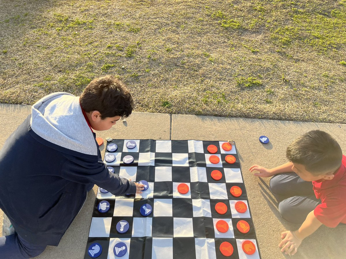 MRDuran08's tweet photo. Playing chess and enjoying the weather during @GAP_GISD enrichment time @Freeman_Hawks https://t.co/wI82tNbxDo