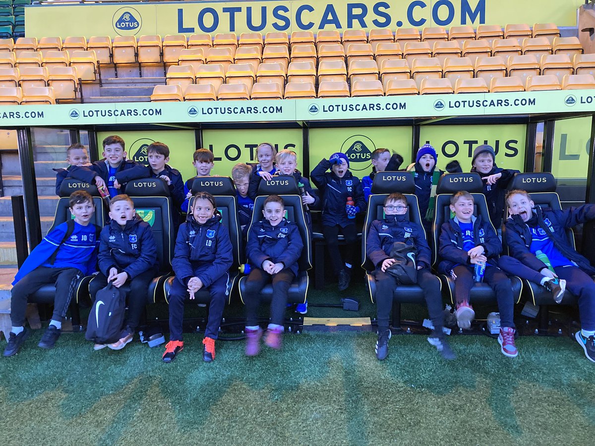 WroxhamFC_U13s's tweet photo. An experience to treasure forever for our @The_Yachtsmen u9s tonight. 

Thank you @NorwichCityFC ⚽️💛💚 https://t.co/8DJiZq5hkh