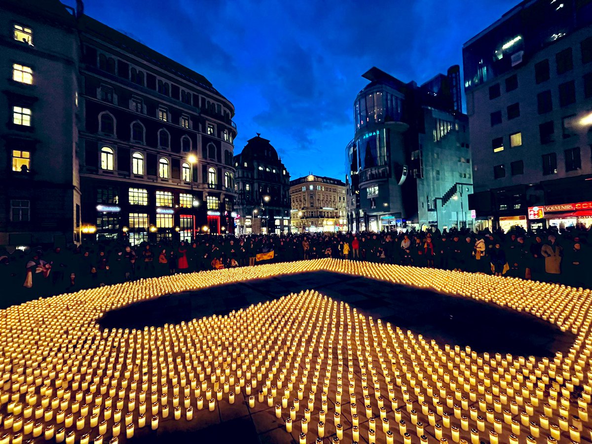 VKhymynets's tweet photo. Eine bewegende Aktion 
Das „Lichtermeer für Kinder in der Ukraine“ angesichts  des 🇷🇺 verbrecherischen Krieges  - 
5.000 Kerzen wurden vor dem Stephansplatz aufgestellt.
Danke @CaritasAustria 
Herzlichen Dank an alle 🇦🇹 Bürger:Innen für die Unterstützung 
#StandWithUkraine https://t.co/faNirxgfCi