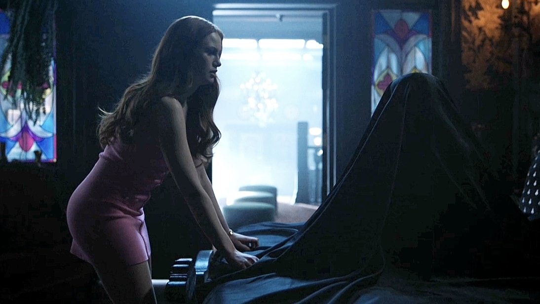 petschvxns's tweet photo. Cheryl blossom with this outfit I think we didn't give it much importance... https://t.co/dXoJ8uOFt4