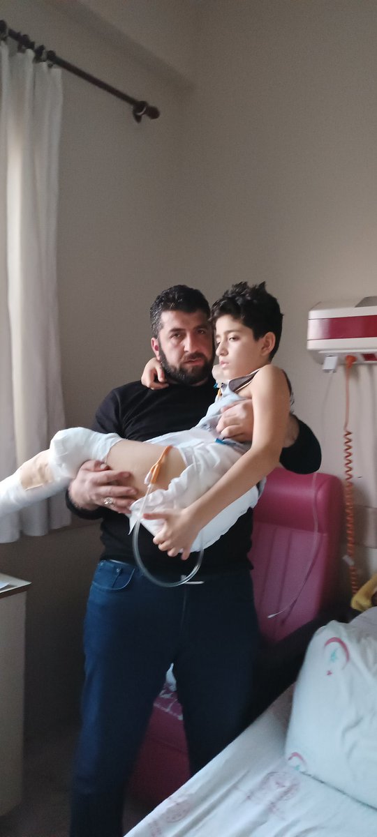 BENSELDAAA's tweet photo. Oğlum Maraş'ta enkazda sol bacağı kesildi sağ bacak kırıklar var Allah rızası için bez ve sandalye istiyacımız var.. Tlf. 05325230017 #deprem https://t.co/0YXpcUTXNV
