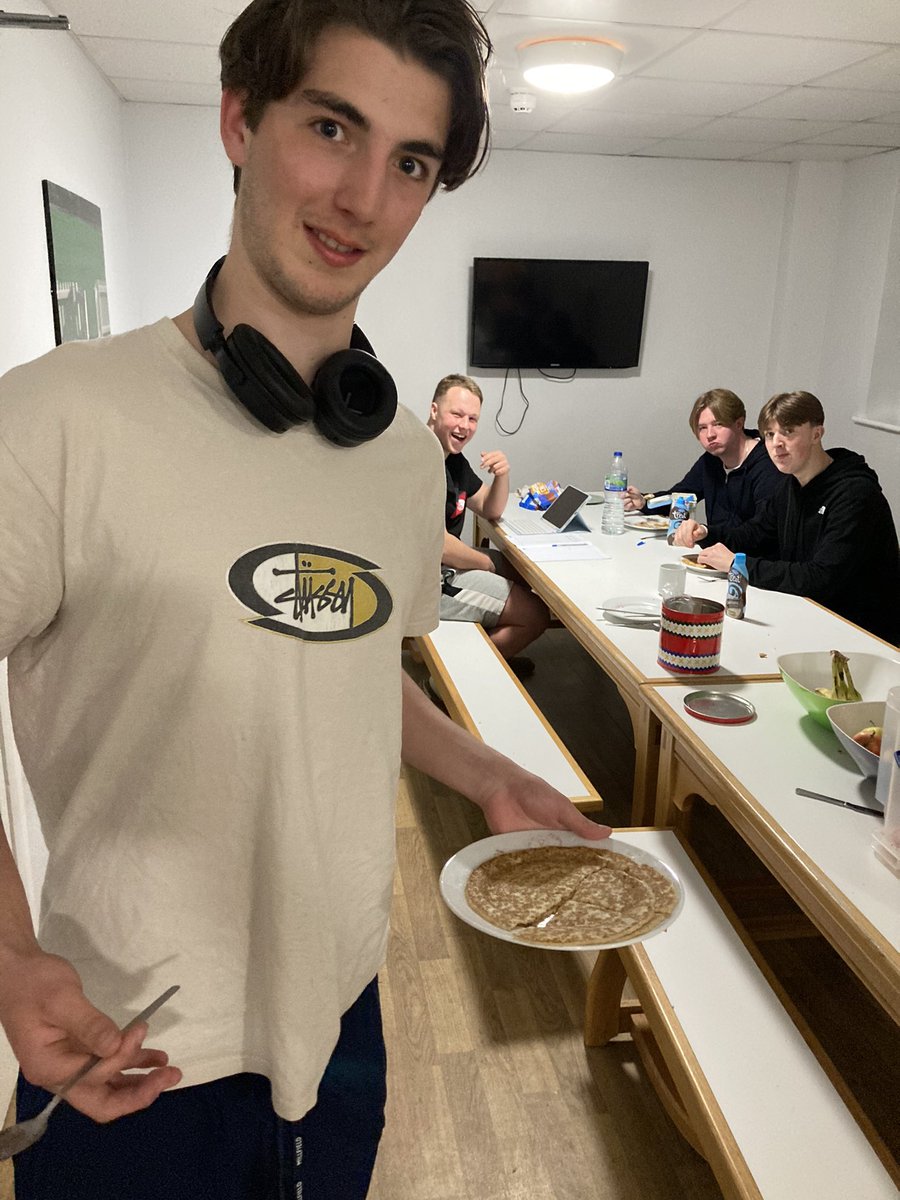 Shrove Tuesday at the wick - HOH with his pancakes! Happy flipping everyone! #PancakeDay <a href="/MillfieldBP/">Millfield Boarding</a>