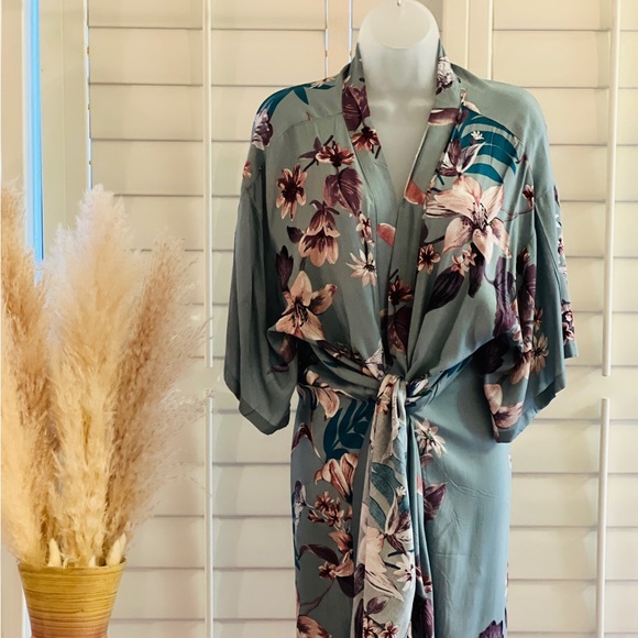 So good I had to share! Check out all the items I'm loving on <a href="/Poshmarkapp/">Poshmark</a> #poshmark #fashion #style #shopmycloset #vintage #designsense: posh.mk/Nhe28jOXBxb
