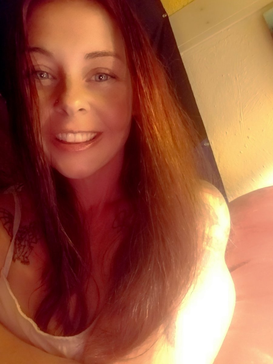 SanToki76579100's tweet photo. #auburn #ginger #irishgirl #gaelicgal #iceblueeyes #freckles #bunnyrabbitlookalike https://t.co/mjcNPlPBpn