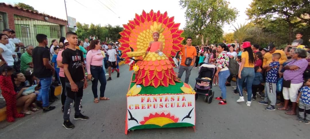 mari_velasquez's tweet photo. Una multitud presente en el cierre del Carnaval de Las Barrancas y damos gracias al apoyo del presidente @NicolasMaduro  y del ministro @AliErnesto32 desde el Mintur para el éxito de esta tradición 
#VzlaViveElCarnaval
#SomosInteligenciaSocial 
@PSUV_NE @hugbelpsuv @dcabellor https://t.co/AYX8uZvGLA