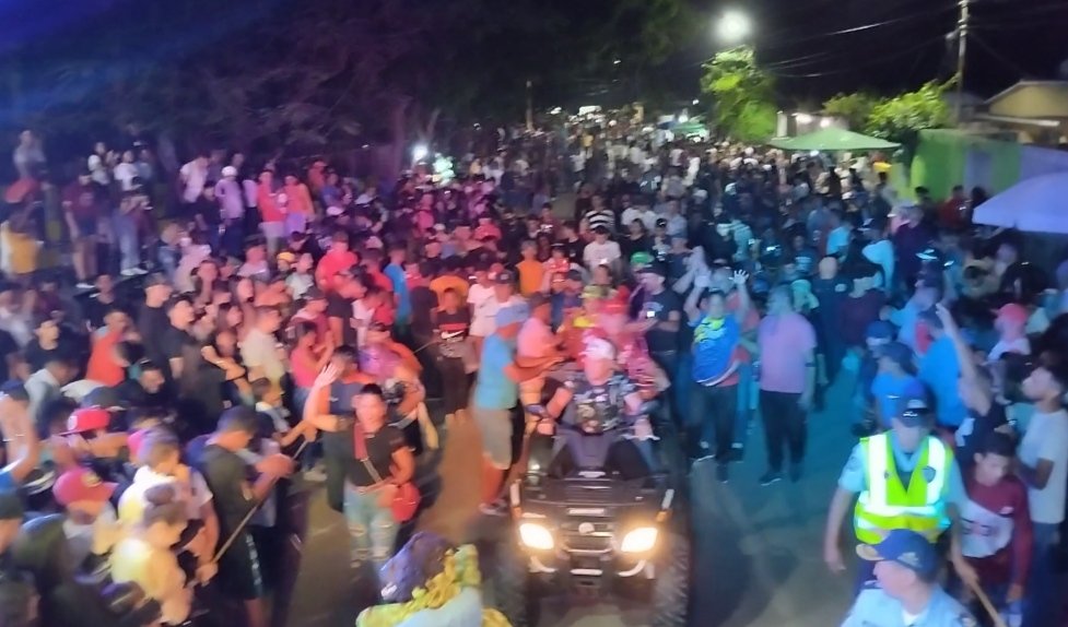 mari_velasquez's tweet photo. Una multitud presente en el cierre del Carnaval de Las Barrancas y damos gracias al apoyo del presidente @NicolasMaduro  y del ministro @AliErnesto32 desde el Mintur para el éxito de esta tradición 
#VzlaViveElCarnaval
#SomosInteligenciaSocial 
@PSUV_NE @hugbelpsuv @dcabellor https://t.co/AYX8uZvGLA
