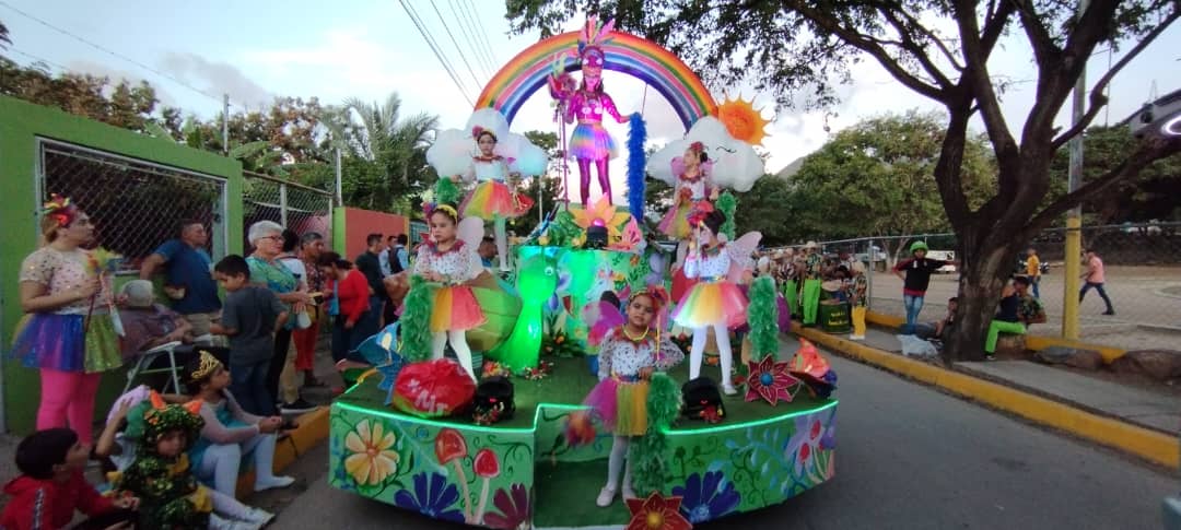 mari_velasquez's tweet photo. Una multitud presente en el cierre del Carnaval de Las Barrancas y damos gracias al apoyo del presidente @NicolasMaduro  y del ministro @AliErnesto32 desde el Mintur para el éxito de esta tradición 
#VzlaViveElCarnaval
#SomosInteligenciaSocial 
@PSUV_NE @hugbelpsuv @dcabellor https://t.co/AYX8uZvGLA