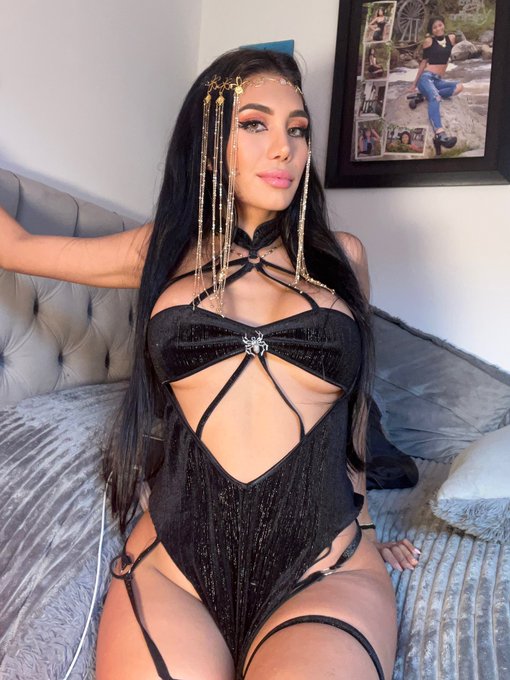 Cleopatra le gusta ba&ntilde;arse en leche https://t.co/Zfq9UIUlpR