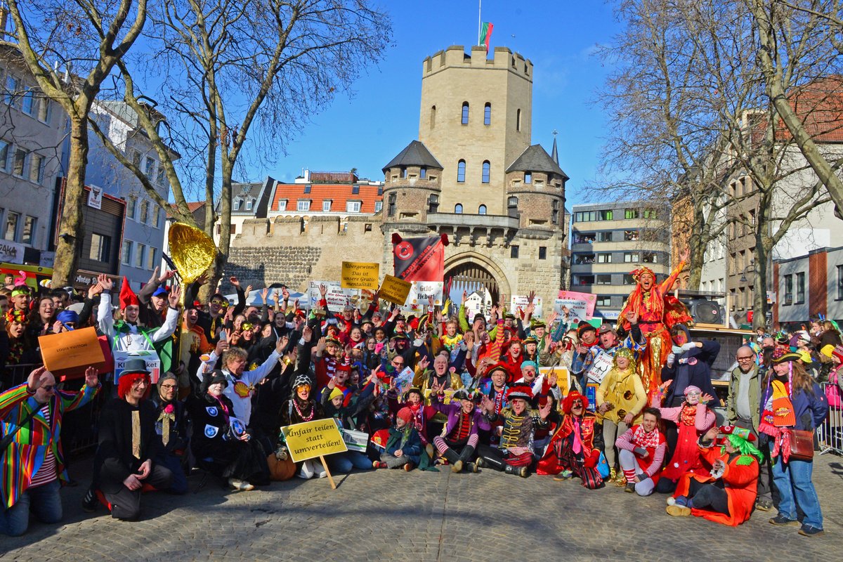 Die Satire-Karnevalisten der #Pappnasen Rotschwarz zogen mit eigener Musik und zu Mini-Motivwagen umgebauten Lastenrädern wieder vor dem #Rosenmontagszug durch #Köln: r-mediabase.eu/satire-karneva…