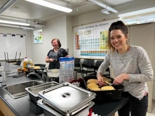 Aujourd'hui c'était le retour de la tradition du diner de crêpes pour souligner le  Mardi gras. Merci aux parents qui nous ont aidé à offrir ce petit régal à nos élèves à l'aube du Carême. 🥞🥞🥞

#PassionCECCE #HuskysUnis #MeilleurQuHier #ACND #Kemptville #NorthGrenville