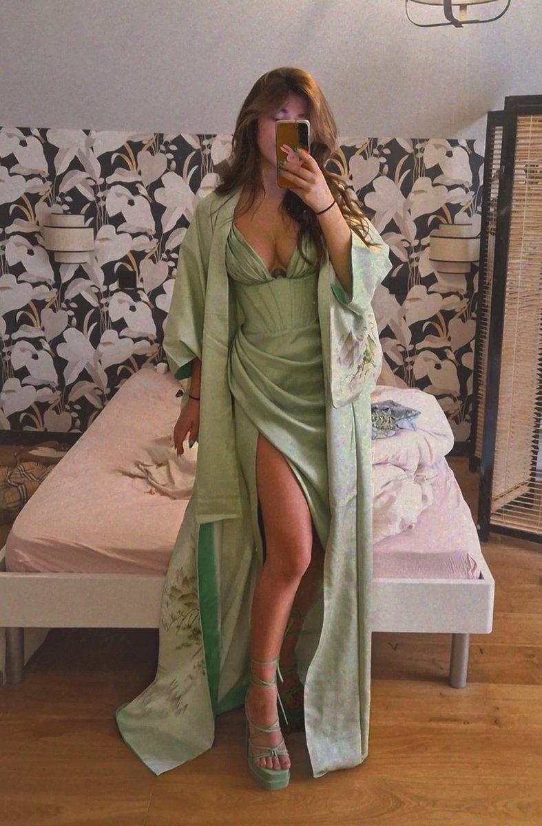 Elora 🌙 tweet media