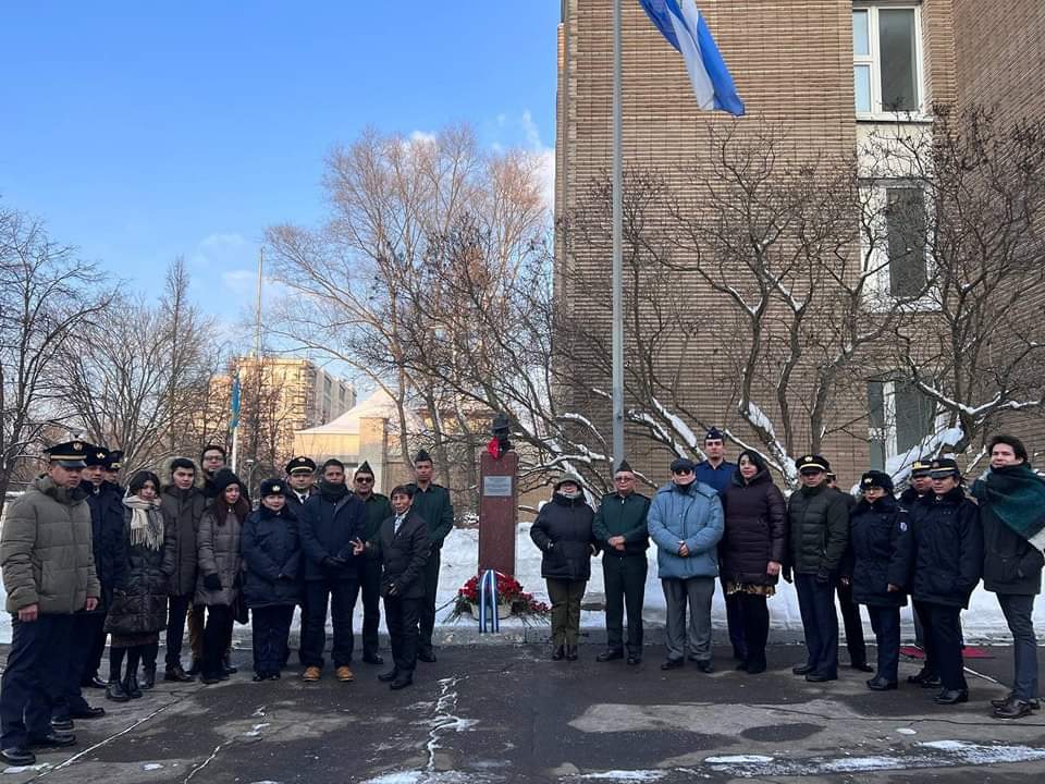 Embajada de la República de Nicaragua en la Federación de Rusia, junto a miembros del Ejército de Nicaragua, de la Policía Nacional y estudiantes, conmemoraron en Moscú el Paso a la Inmortalidad del Gral. Augusto C. Sandino.

¡Viva Sandino!

#SandinoPatriayLibertad #PLOMO19