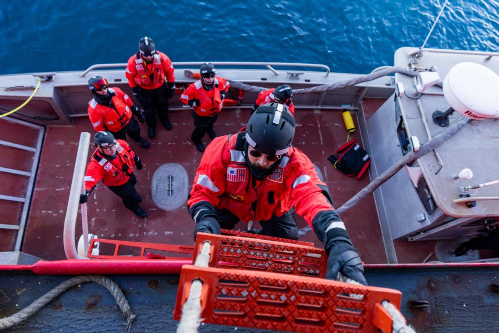USPACOM's tweet photo. #CutterPolarStar personnel conduct small boat operations during #OpDeepFreeze in 🇦🇶. #FreeAndOpenIndoPacific 
#Readiness

@USCG | @USCGPacArea | @USCGHawaiiPac

📸: PO3 Aidan Cooney https://t.co/pGS4QS8o1J