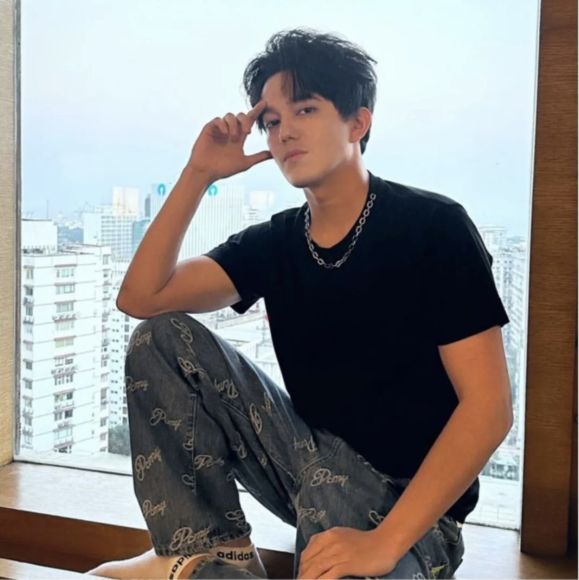 Streamingqueen's tweet image. #Zhalyn 
#ElAmorEnTi youtu.be/L7PML9UcKwE @dimash_official stay away from the window 🫣