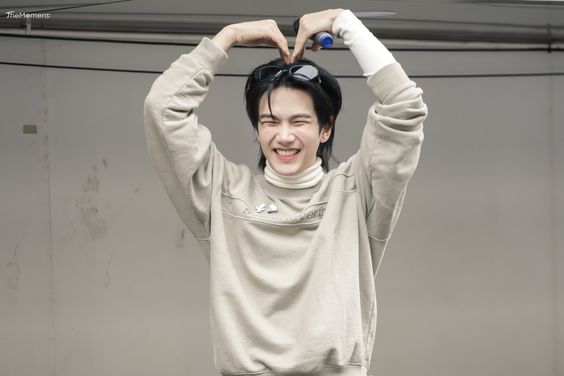 JinniesTwt's tweet photo. I am just so so happy.... I have never seen any fandom as dedicated as #Beyourluve nd bubbles 😭😭
Look at what you guys did. I can't believe you guys, just so so proud. Build Jakapan better be happy. No tears allowed for him anymore 😄🙌

#SendHeartToBuild #WeAreWithBuild https://t.co/5BArz1vLYi