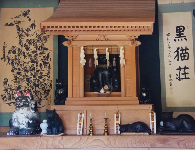 #猫の日黒猫大明神(長野市)古来、黒猫には魔除けと気象占いの力があるとされ、船乗りは同乗させて航海安全を祈った日露戦争で活躍した東郷平八郎も黒猫を飼っており、愛猫の死後は黒猫像を造って邸内に祀っていたまた、世界中から2500体もの黒猫像を収集しており、それらを祀ったのが当社の由来 