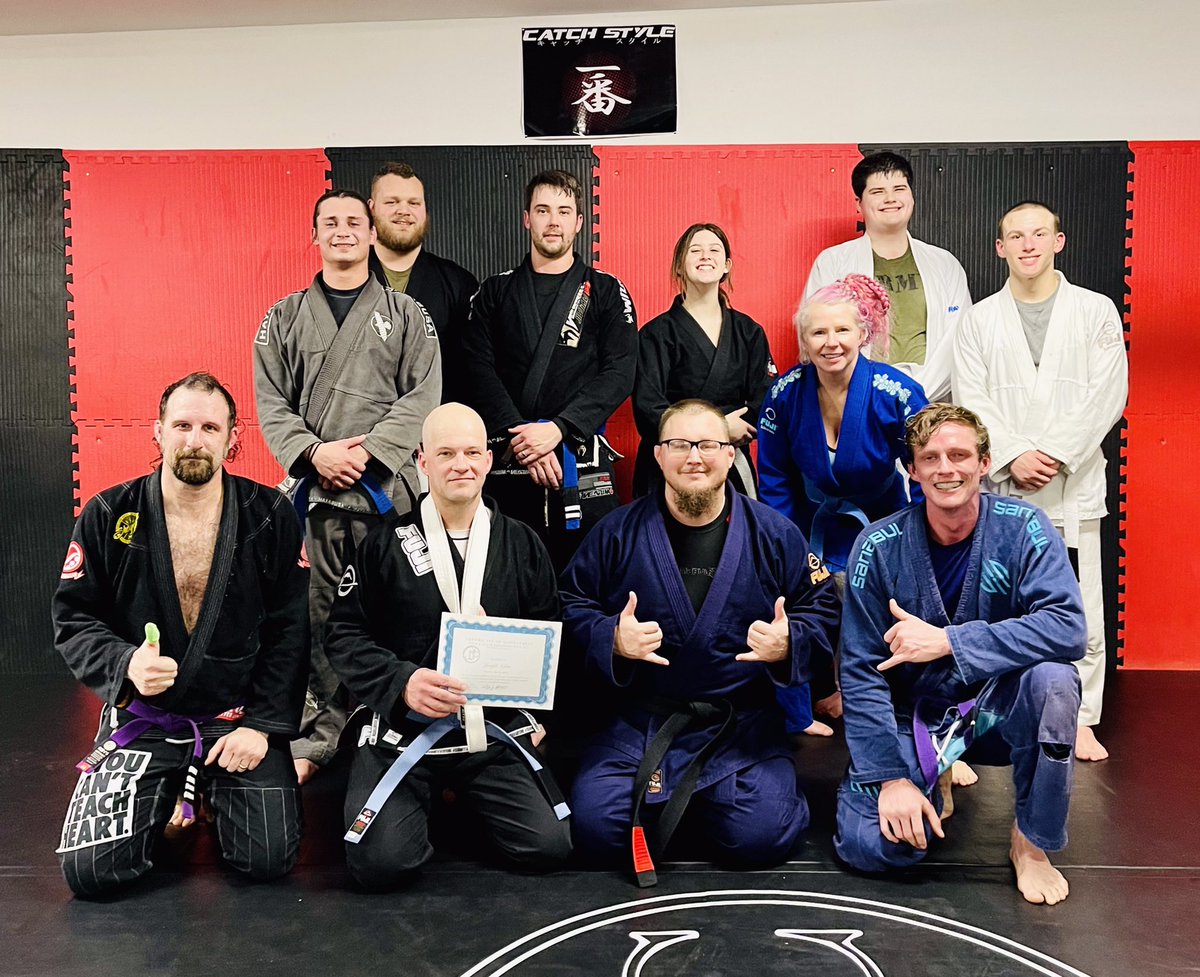 leglock83's tweet photo. Good training tonight and a few of the grapplers leveled up as well! Congrats to all. #TeamHoneyBadger #HookAndCatchWC #JiuJitsuBlackBelt #CatchStyle https://t.co/6CQZ1FcUnQ