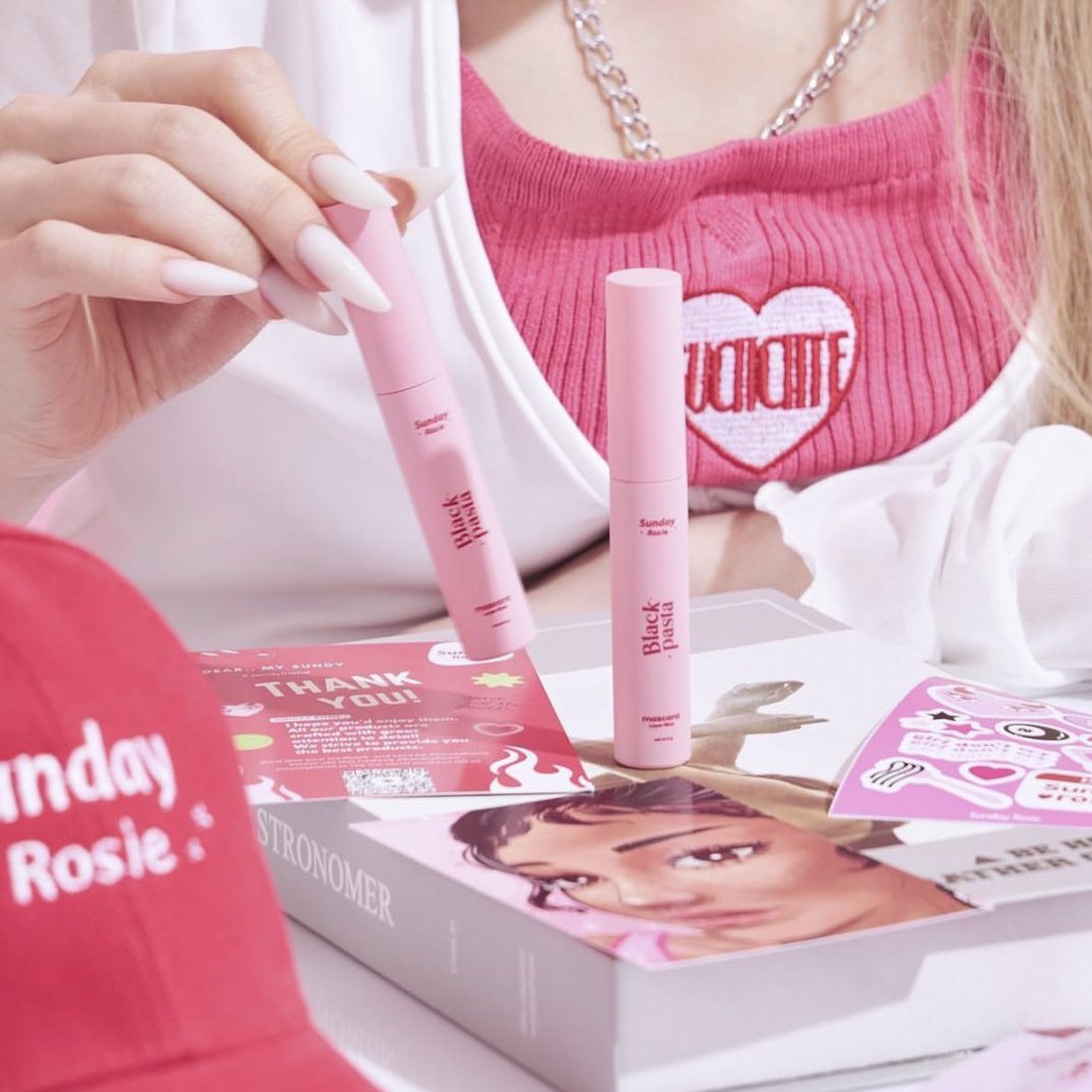 sundayrosieco's tweet photo. ใครจะทำแบรนด์ ลองอ่านดูก่อนนะคะ วันนี้จะมารีวิวขั้นตอยการถ่าย ads.ในสตูแบบจัดเต็มจากปสก.จริง จะได้รู้ว่ามี cost อะไรบ้างที่ต้องเตรียม และแพลนนิ้งยังไงให้ photoshoot ออกมาราบรื่น รวมไปถึงเรื่องที่ควรระวัง (เธรด) https://t.co/XYdpw8anFa