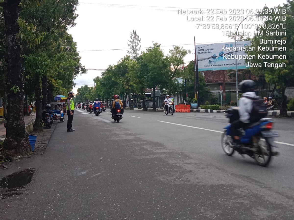 TMC_Kebumen's tweet photo. Pengaturan lalu lintas di Jalan HM Sarbini, Sp.3 Disdukcapil Kebumen.

#PolriPresisi 
#Polantashadir
#Satlantaskebumen
#Penling
#Tertiblalulintas
#Kebumensemarak
#Kebumenberiman https://t.co/wOv6ZXIw3w