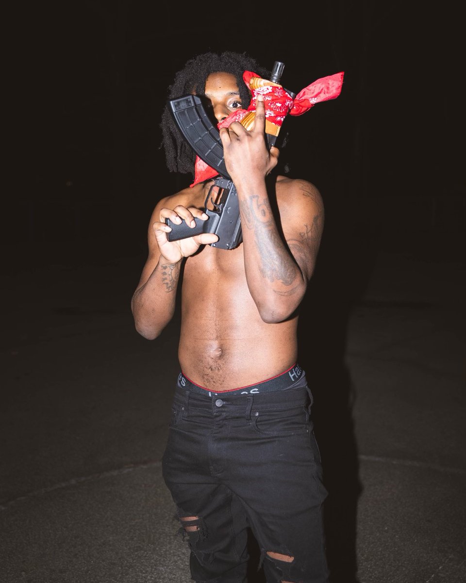 Jdotbreezyrw's tweet photo. Wen u come fa me come wit it and have ya shit together I’m accurate wit this bitch and it’s gone be more than one of these bitches in my hand hitting 👑#DRILLKING https://t.co/NAzToDf8MG