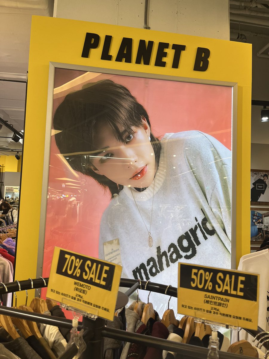 0320__skz's tweet photo. 今回の渡韓で出会ったスキズとヒョンジンペンとピリペンによるマハグリコーデ🤍 https://t.co/eVaiAXq7r5