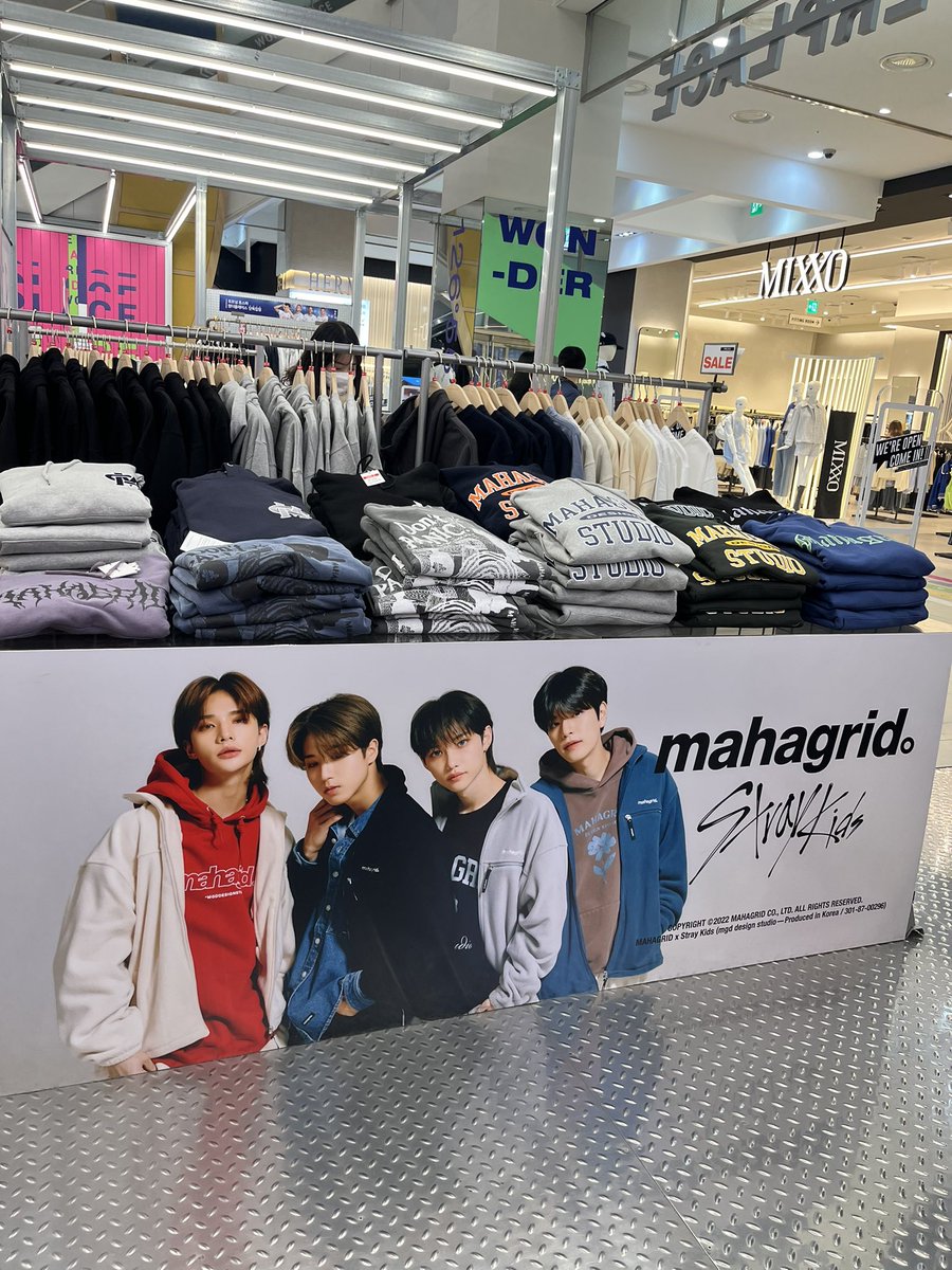 0320__skz's tweet photo. 今回の渡韓で出会ったスキズとヒョンジンペンとピリペンによるマハグリコーデ🤍 https://t.co/eVaiAXq7r5