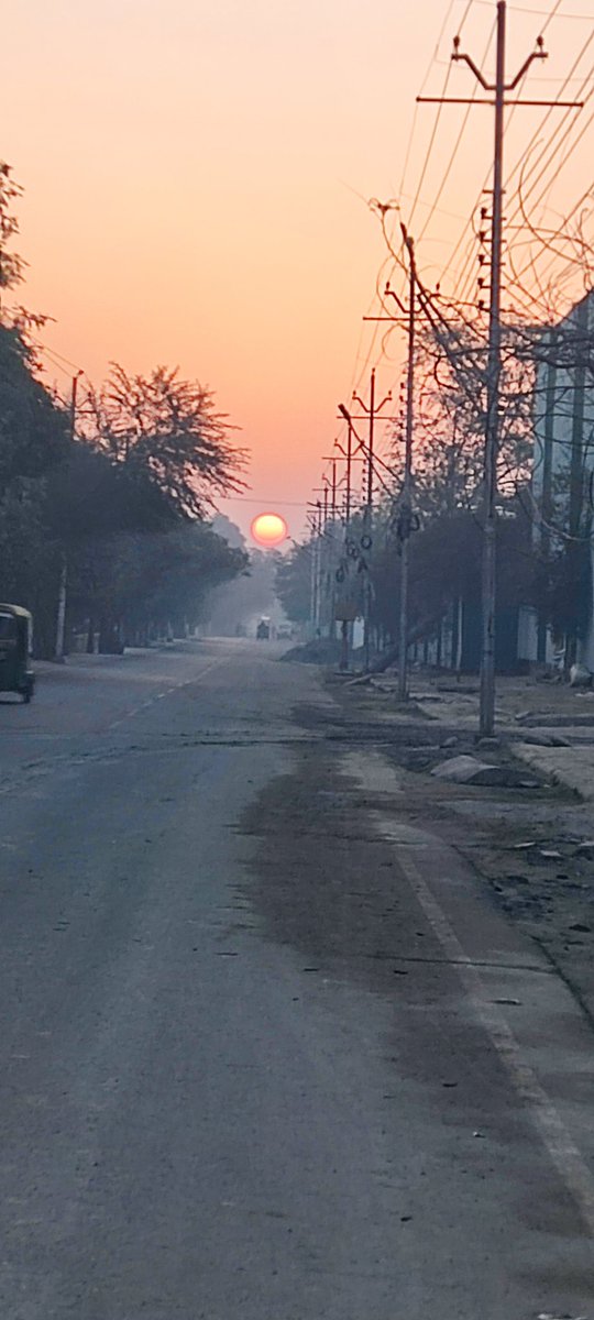 sandeepvarma15's tweet photo. 12k #MAFrun in #CityOfNawabs.
Pleasant weather, hardly anyone running in Gomti Nagar area.
Nice view of the sunrise made me stop &amp; click the picture.
#Run4GoodHealth #healthiswealth #healthylifestyle #HealthyNation 
@TheFitistan https://t.co/ml4NnoWtJr