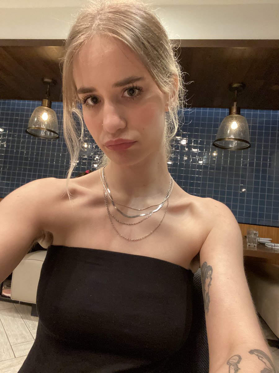 GraceMunger_'s tweet photo. Reminder that I’m hot https://t.co/bXP7ScGF4P