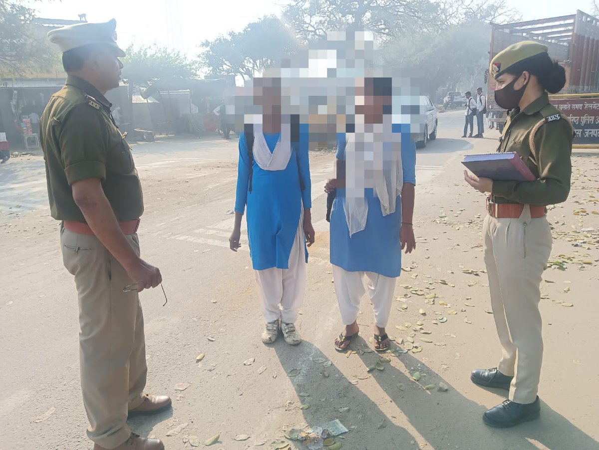 budaunpolice's tweet photo. मिशनशक्ति (नारी सुरक्षा,नारी सम्मान,नारी स्वावलंबन) 
.@budaunpolice #थाना_मुजरिया #महिलासुरक्षादल द्वारा@missionshaktiupके अन्तर्गत बालिकाओं/महिलाओं को@Uppoliceकी सेवाओं जैसे-@wpl1090,181,112, @CMHelpline1076आदि के बारे मे जागरूक कर पम्पलेट वितरित किये गए।#UPPolice। https://t.co/UbfpiKSy2w