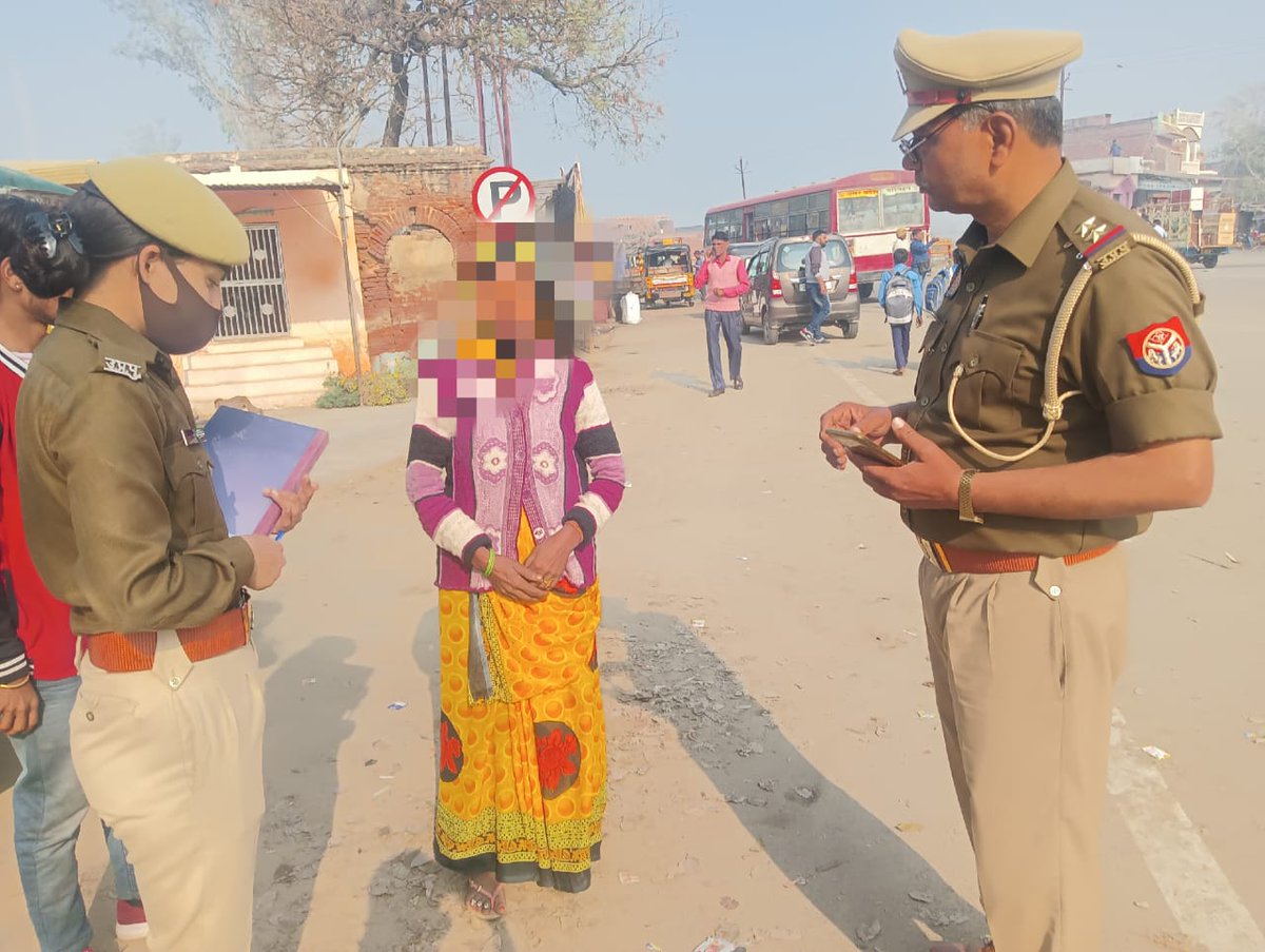 budaunpolice's tweet photo. मिशनशक्ति (नारी सुरक्षा,नारी सम्मान,नारी स्वावलंबन) 
.@budaunpolice #थाना_मुजरिया #महिलासुरक्षादल द्वारा@missionshaktiupके अन्तर्गत बालिकाओं/महिलाओं को@Uppoliceकी सेवाओं जैसे-@wpl1090,181,112, @CMHelpline1076आदि के बारे मे जागरूक कर पम्पलेट वितरित किये गए।#UPPolice। https://t.co/UbfpiKSy2w