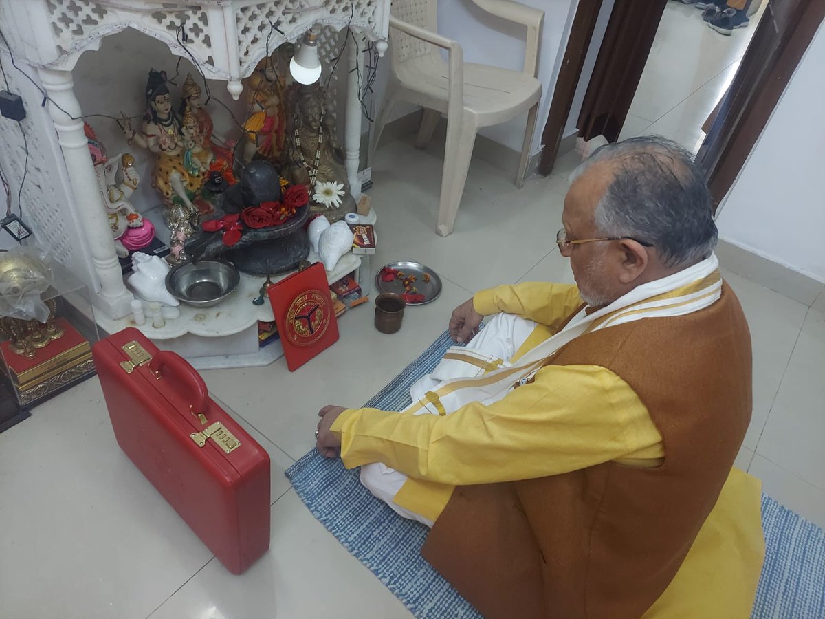 Prayer before the #UPbudget-2023 with the red bag is finance minister