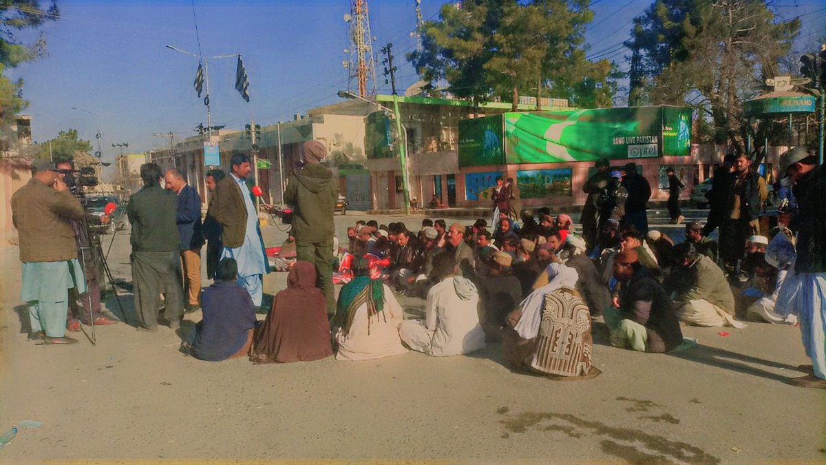 asadkhansturani's tweet photo. مٹھی ✊ بنیں مٹی بننے سے پہلے ۔
اب تو اُٹھو قرآن کے واسطے اب تو اٹھو اک ماں کے واسطے ۔
#Ranaz #Barkhan https://t.co/3L5FU52Gxt