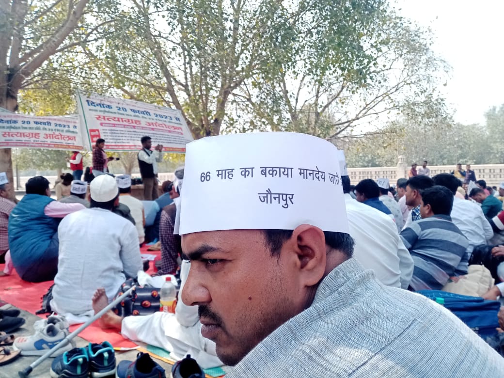 MadarsaNews123's tweet photo. श्रीमान @Aamitabh2 सर जी लखनऊ के ईकोगार्डेन में #मदरसा_आधुनिख शिक्षक अपनी विकराल समस्याओं को लेकर धरने पर बैठे हुए हैं पिछले पांच वर्षों से इन शिक्षकों को केंद्र सरकार ने मानदेय नहीं दिया जिसके कारण इनका परिवार भुखमरी का शिकार हो रहे हैं आप इनकी पीड़ा को भी क्वर करने की कृपा करें https://t.co/icG01PWUC5