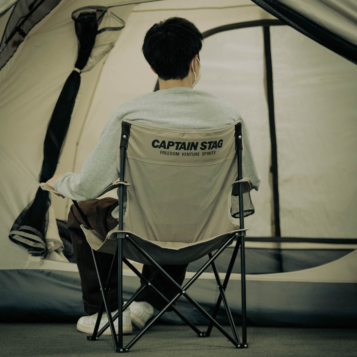 captainstag_jp's tweet photo. あのキャンプの王道チェア「ラウンジチェア」に新カラー「カーキ」が登場しました！
どのシーンでも合うカーキ色はキャンプだけでなく運動会やお花見などレジャーシーンでも活躍します！
さらにミニサイズのご用意もありますのでお子様との初キャンプにも最適！（大人も座れます） https://t.co/yMxmAwZ8p9
