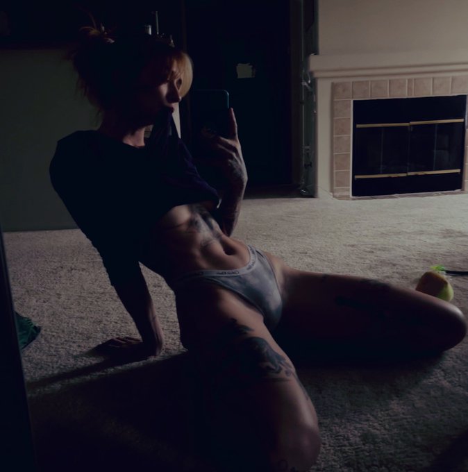 Been working out like a good girl 🖤 https://t.co/pbJeZIqnmZ