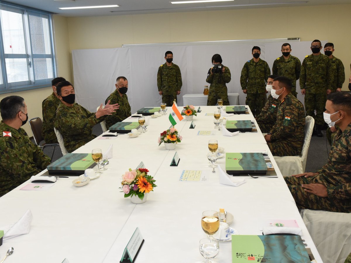 JGSDF_MA_pr's tweet photo. #中部方面隊 は、インド陸軍との実動訓練(#DG22) に参加中です。2月21日(火)、#中部方面総監 堀井陸将は、実動訓練の状況を視察し陸自の対テロに係る戦術技量の向上及びインド陸軍との連携の強化について確認しました。中部方面隊は、#陸上自衛隊 の更なる精強化に邁進致します。 https://t.co/mQNUyHKimg