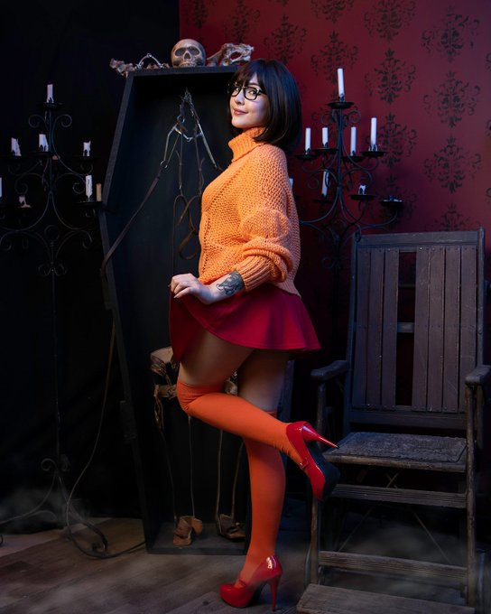 Which Velma sweater?! 🧡 https://t.co/IDWK2u9MSR