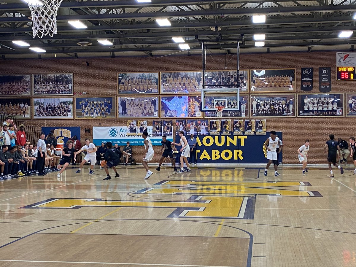 JonWilliams54's tweet photo. The @Tabor_City Boys Bball Team is looking great up 43-21 at the half v. Porter Ridge HS! Go Spartans!! π‘οΈπ #TournamentTime @MTHoopsMuse @NCHSAA #4AStatePlayoffs @WXIISports @WFMYhss @myfox8 @ABC45TV @GameofInchesHSS π https://t.co/DezAEco4n9