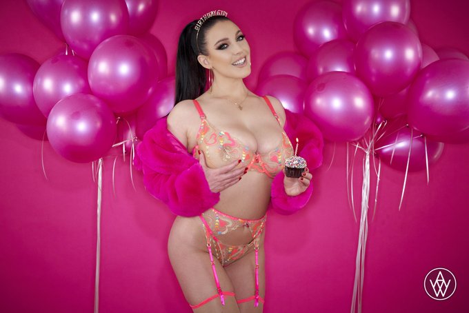 2 pic. I'm doing a LIVE SHOW for my BIRTHDAY next week ??

⤵️ Celebrate with me at 6pm PST March 4 ⤵️
https://t