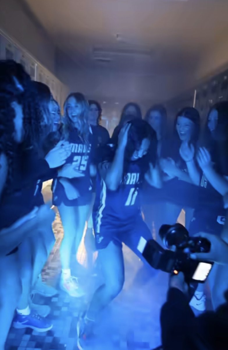 Year 3 🖤…..#notsatisfied 🗣️

Jr year Avg  (25 games)
🔹16.8pts 
🔹4.2rbs
🔹2stls
🔸5A SIC 2nd team

#jrszn #ball #ladymavs #stats #basketballplayer #demimariah #stayready